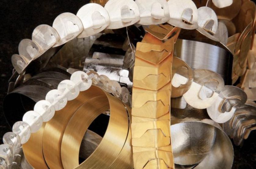 Jaworscy łączą elementy wycięte ze srebrnej czy złotej blachy w łańcuchy, bransolety i naszyjniki.