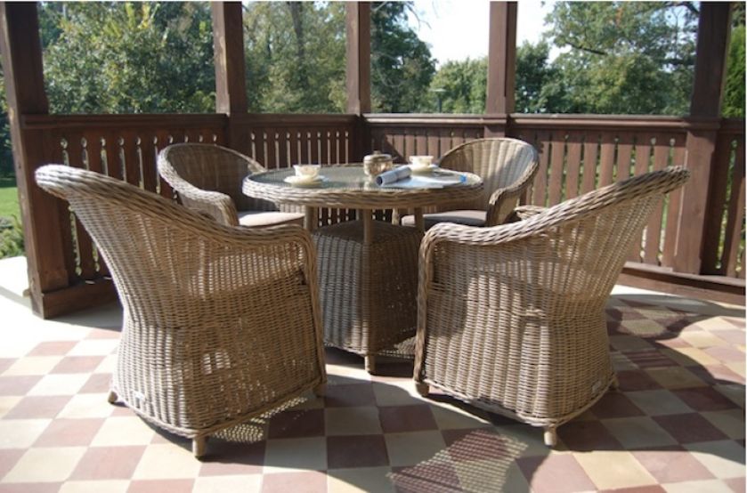 Na tarasie lub w ogrodzie można urządzić i salon, i jadalnię. Myli się ten, kto myśli, że będzie mniej wygodnie niż w domu.