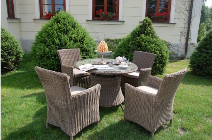 Na tarasie lub w ogrodzie można urządzić i salon, i jadalnię. Myli się ten, kto myśli, że będzie mniej wygodnie niż w domu.