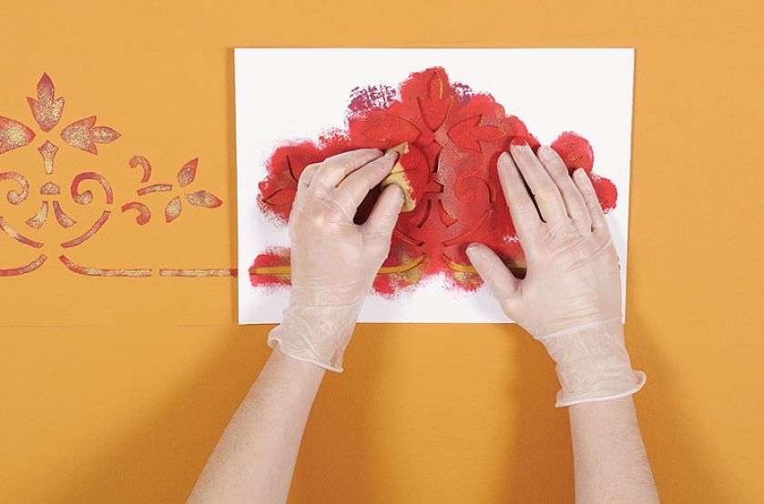 Nakładanie farby przez szablon. Wiktoriański wzór