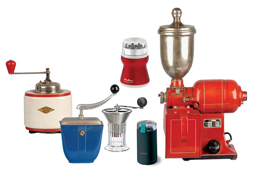 (Od lewej) Niemiecki, można dobrać grubość mielenia, w drewnianej obudowie, koniec lat 40. XX w.,