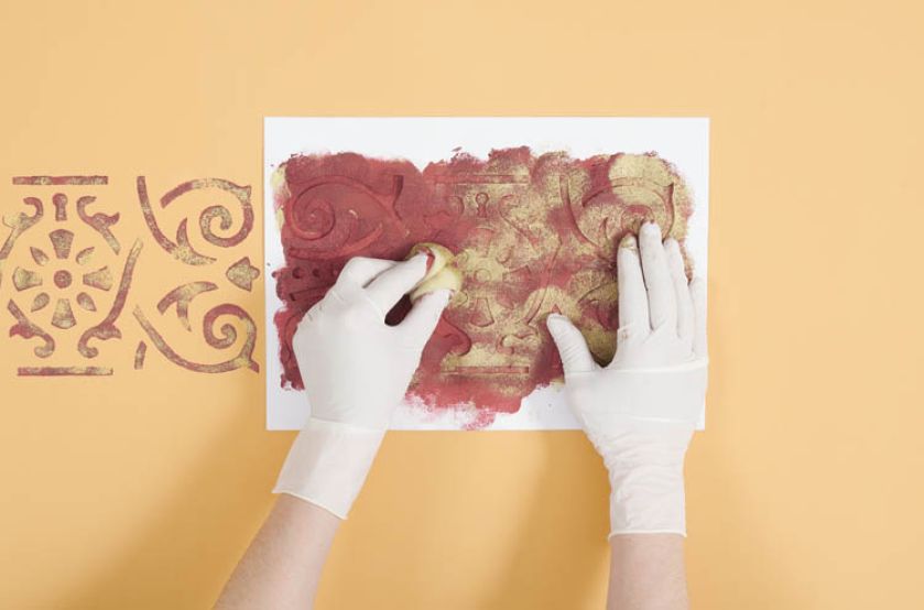 Rubinowym kolorem wypełniamy cały wzór.