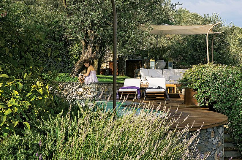 Stół na 12 osób jest zrobiony z jednego kawałka kamienia, z Luserny.