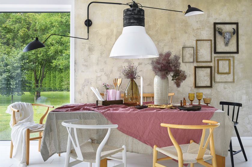 strukturalna ściana w jadalni