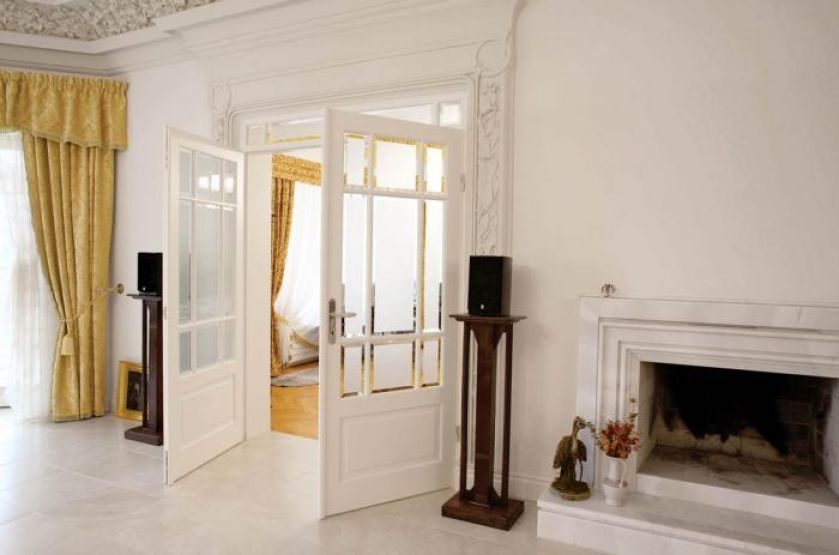 Do salonu zapraszają drzwi dwuskrzydłowe. Zrobione są z dębu i mają regulowaną ościeżnicę. PRACOWNIA STOLARSKA