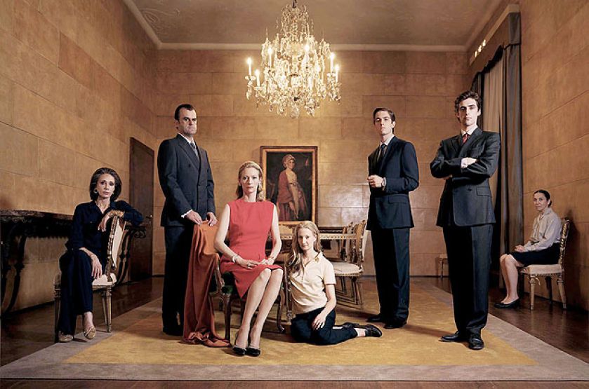 Filmowa rodzina Recchi w jadalni. Kadr z filmu.