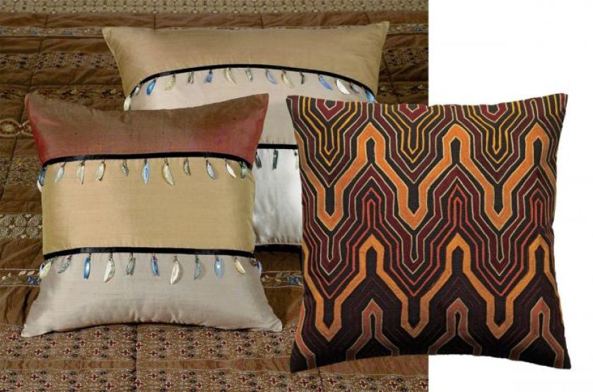 Jesienna kolekcja włoskiej firmy Etro Home. Jedwabne poduszki ozdobiono koralikami z masy perłowej. Cena - 650 zł/szt. MOOD