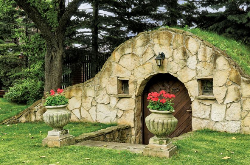 Kominek i dwa grile to sprzęty niezbędne w letniej kuchni. Ogród miłosników podróży i gotowania.