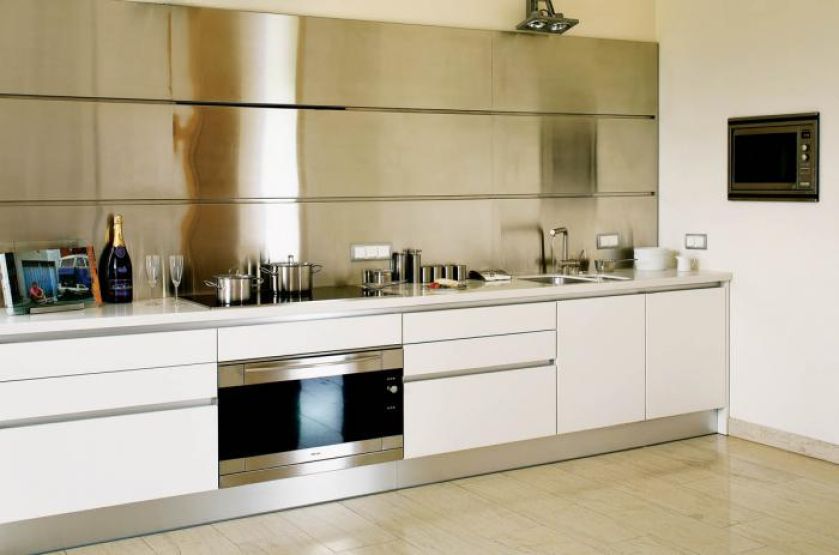 Kuchnia jest prosta i nowoczesna. Słoneczna posiadłość