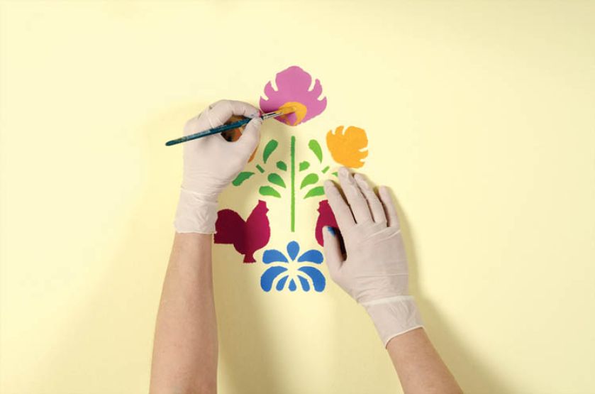 Na koniec pędzelkiem domalowujemy środki kwiatków.