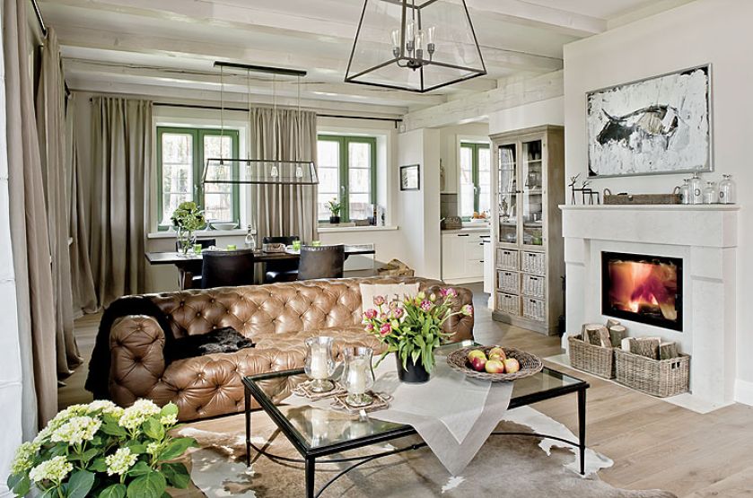 Nad rozpalonym kominkiem chłodny w tonacji obraz Grażyny Tomaszewicz z cyklu Prehistoria .