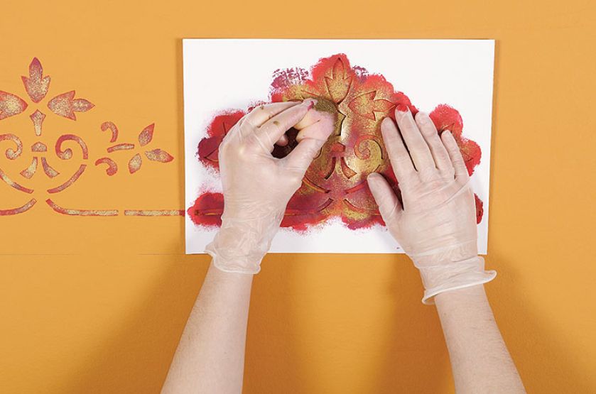 Nakładanie farby przez szablon. Wiktoriański wzór