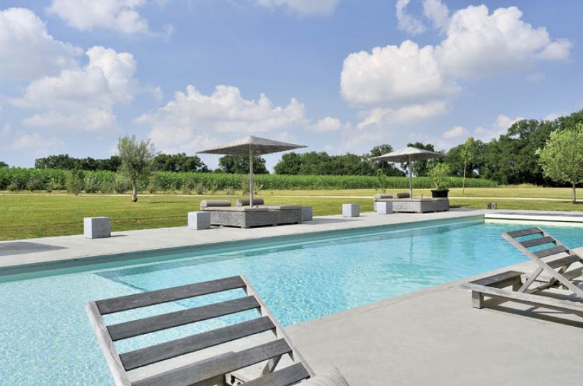 Odpoczywając przy basenie można napawać się widokiem na piękną okolicę.