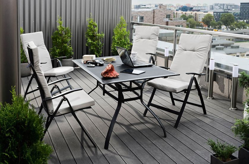 Odpowiednia aranżacja balkonu może sprawić, że będzie nie tylko miesjcem relaksu, ale także pracy.