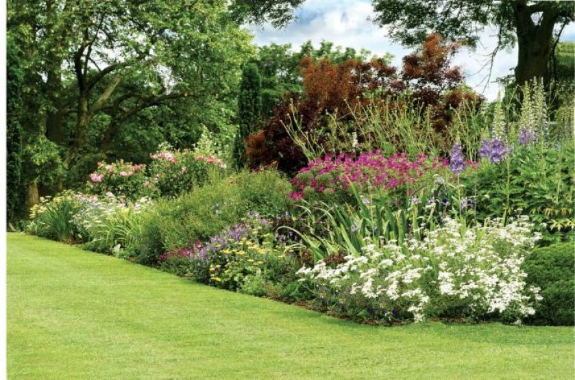 Piętrowe rabaty w ogrodzie wyglądają najpiękniej.