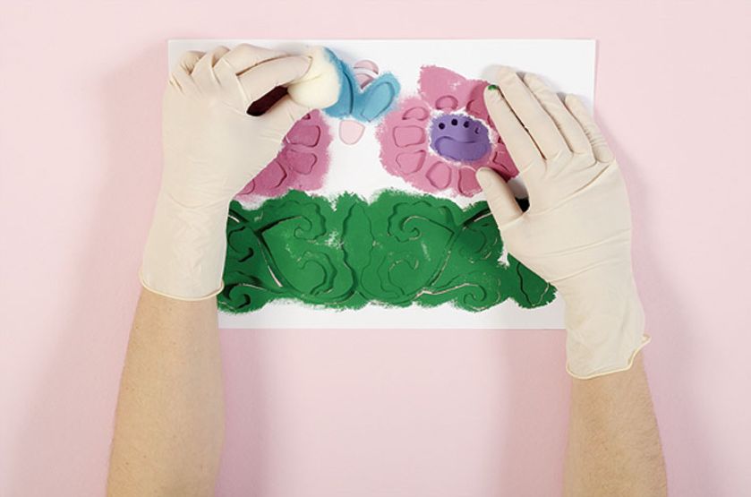 Proponujemy wersję z lekkim przymrużeniem oka – nad każdym kwiatem lata pszczoła.