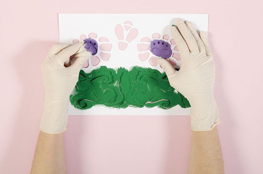 Proponujemy wersję z lekkim przymrużeniem oka – nad każdym kwiatem lata pszczoła.