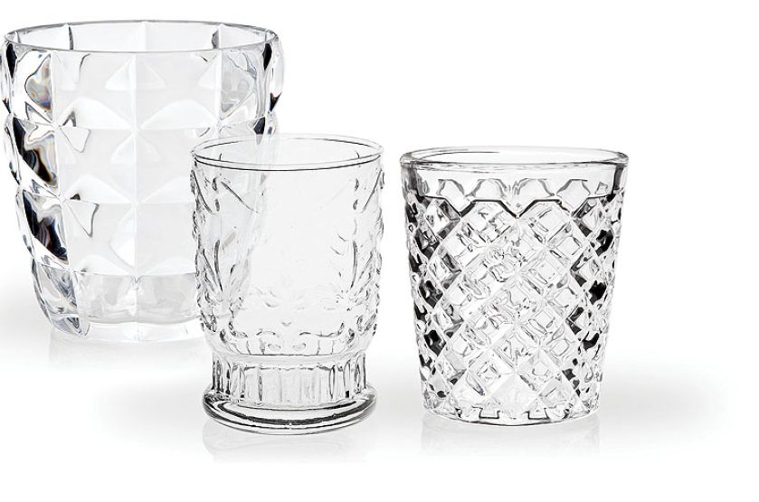 Wazony na wiosenny stole. Szklane dekoracje do domu.