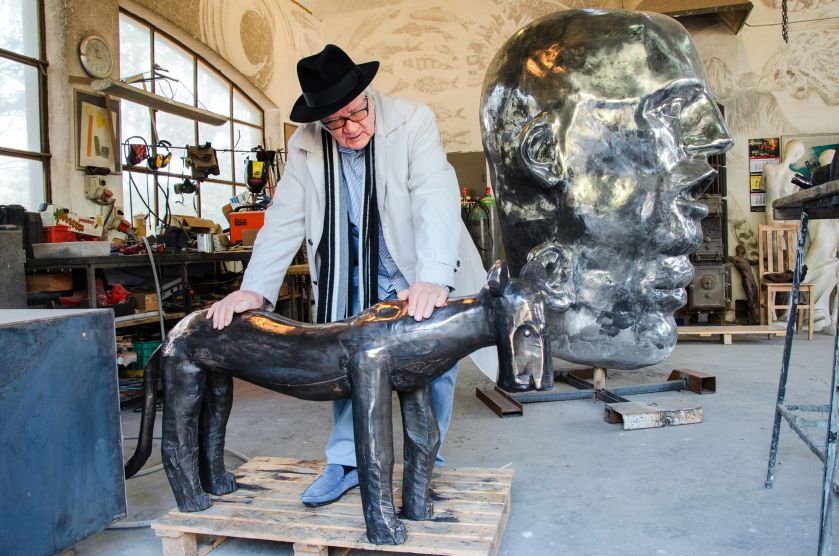 Fotografia Józefa Wilkonia z panterą w brązie, fot. Tomek Kowalski