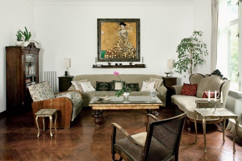 Dom z pamiątkami. Biedermeierowska biblioteka i oryginalna sofa Ludwik Filip to prezenty od mamy Magdy.