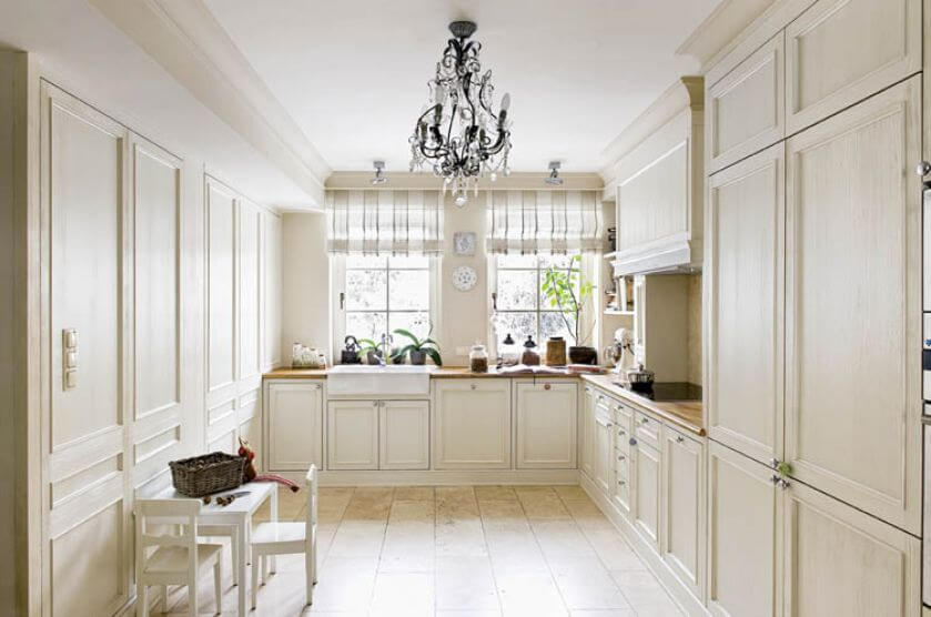 Drugą ścianę w kuchni przykryły panele udające drzwiczki mebli. Dzięki temu ściana nie jest nudna i płaska.