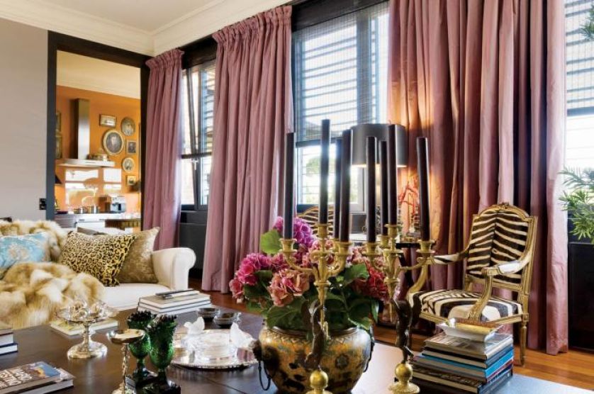 Duże okna i jedwabne zasłony. Apartament pełen smaków