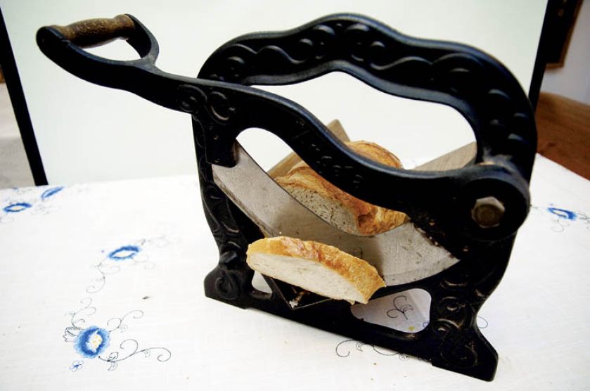 Gilotynowa krajalnica do chleba, początek XX w., fot. Hubert Bierndgarski/MUZEUM CHLEBA W USTCE, WWW.MUZEUMCHLEBA.PL