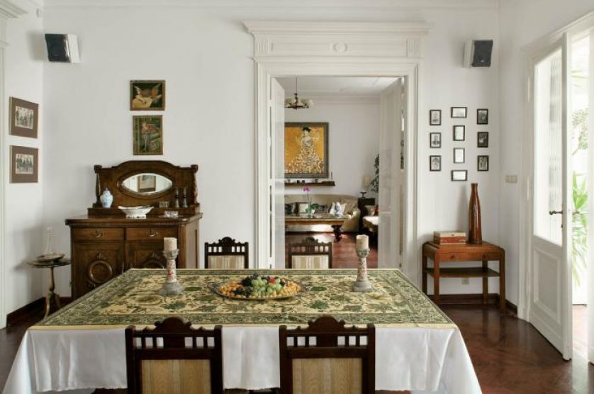 Jadalnia łączy się z salonem. Willa, w której straszy