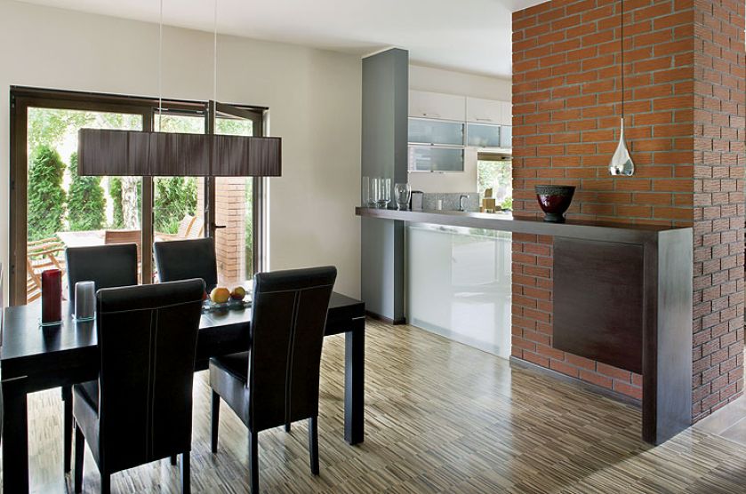 Jadalnię od salonu ododziela zaprojektowana przez Klementynę szafka, w którą wmontowany jest barek.