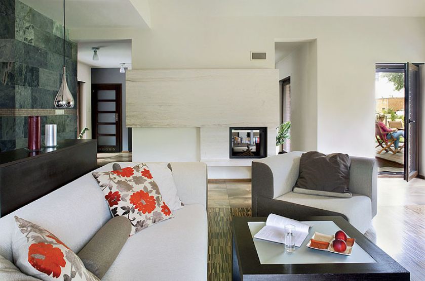 Jadalnię od salonu ododziela zaprojektowana przez Klementynę szafka, w którą wmontowany jest barek.