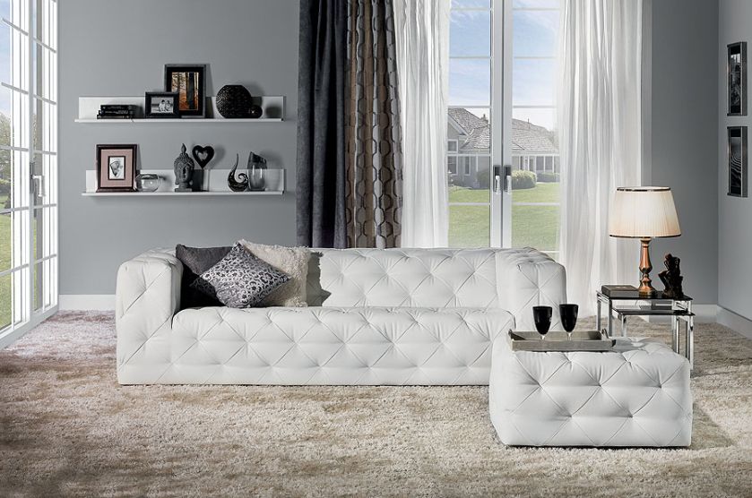 Jaką kanapę wybrać do salonu? Przede wszystkim wygodą i koniecznie we wzory i kolory zapożyczone z lasu, łąki, dżungli