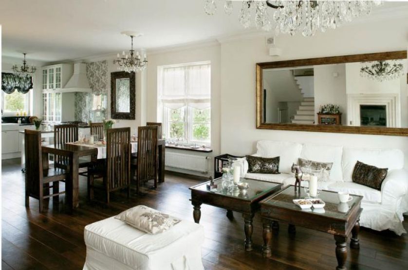 Kolonialne stoliki świetnie się komponują z białymi kanapami.