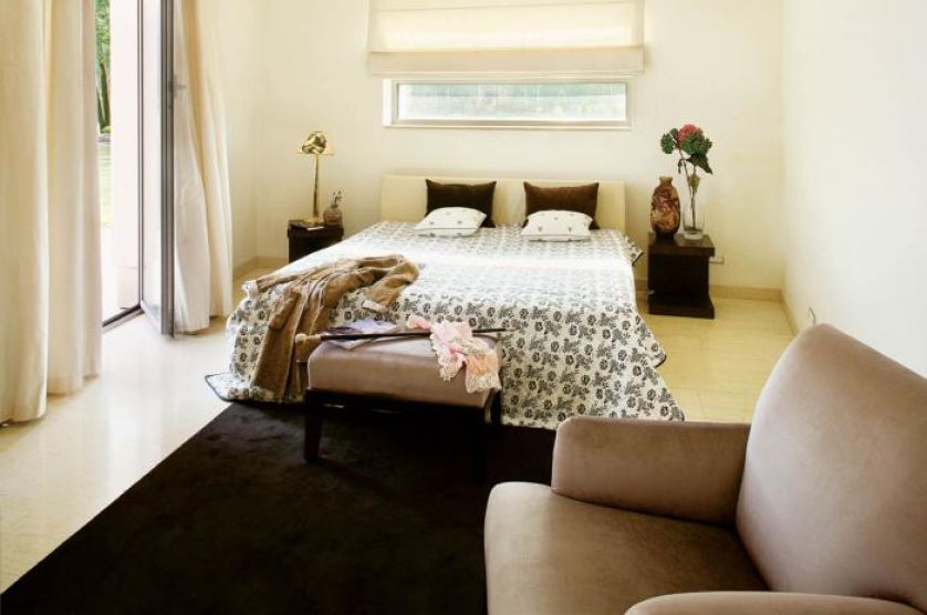 Łóżko i dużo światła. Słoneczna posiadłość