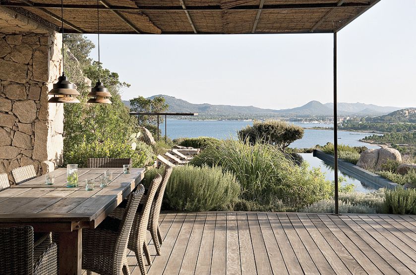 Metalowy dach pokryto trzciną. Kanapa i fotele z ażurowymi oparciami są z firmy Unopiu.