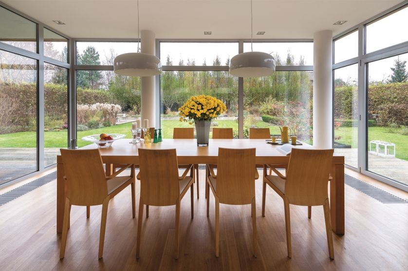 Przez ogromne szklane ściany do domu wchodzi ogród. Nie ma w nim żadnego iglaka, za to dużo krzewów, traw