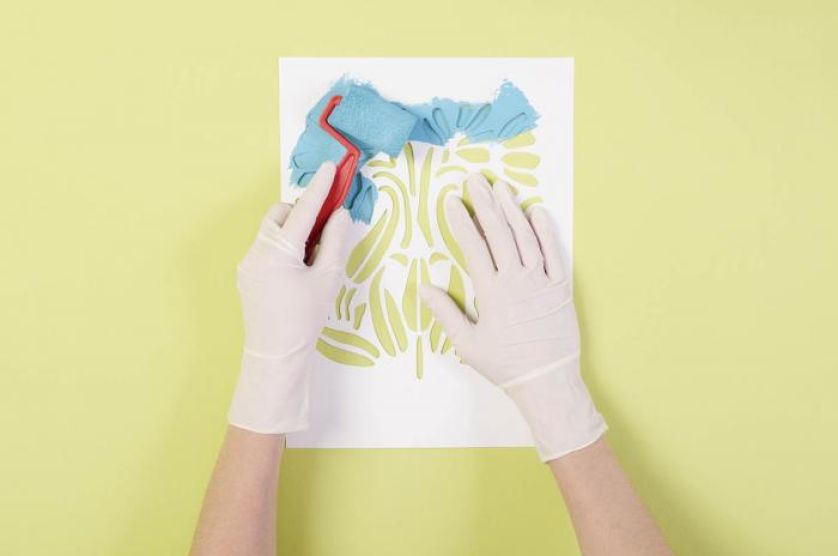 Nakładamy farbę na szablon. W stylu art déco