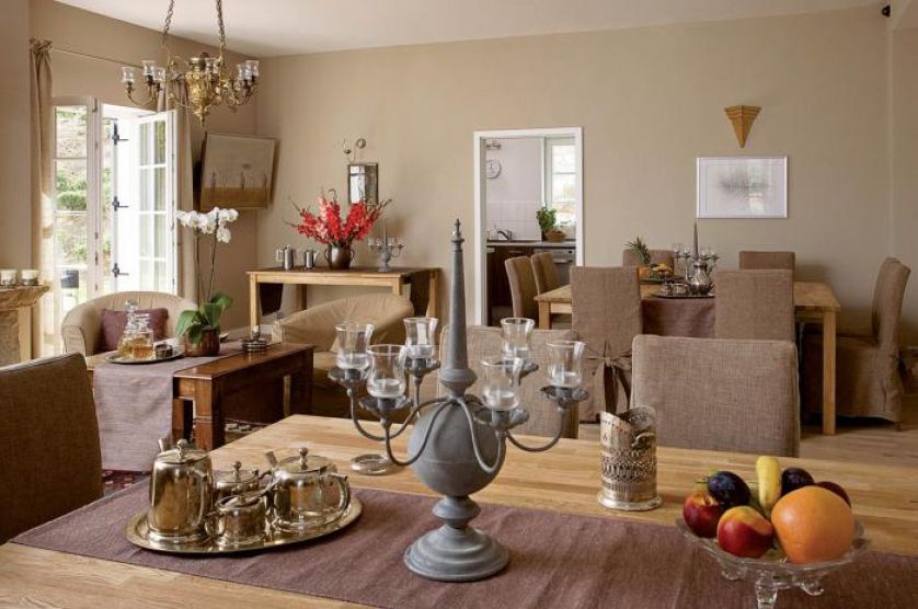 Pokrowce na krzesłach komponują się z bieżnikami na stołach.