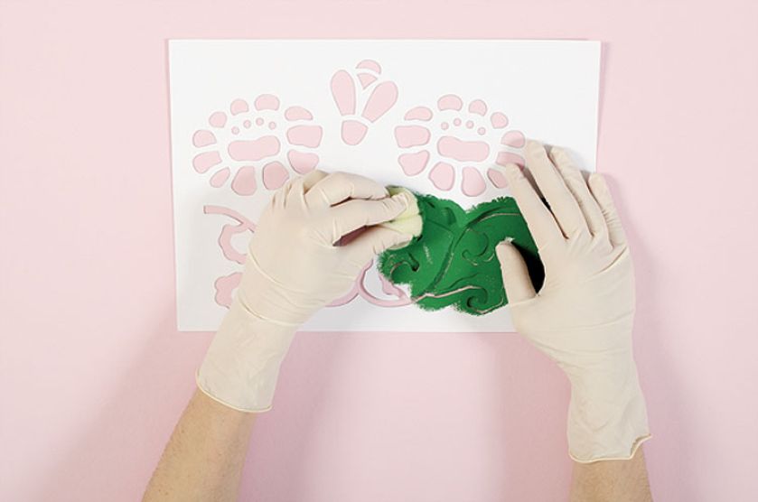 Proponujemy wersję z lekkim przymrużeniem oka – nad każdym kwiatem lata pszczoła.