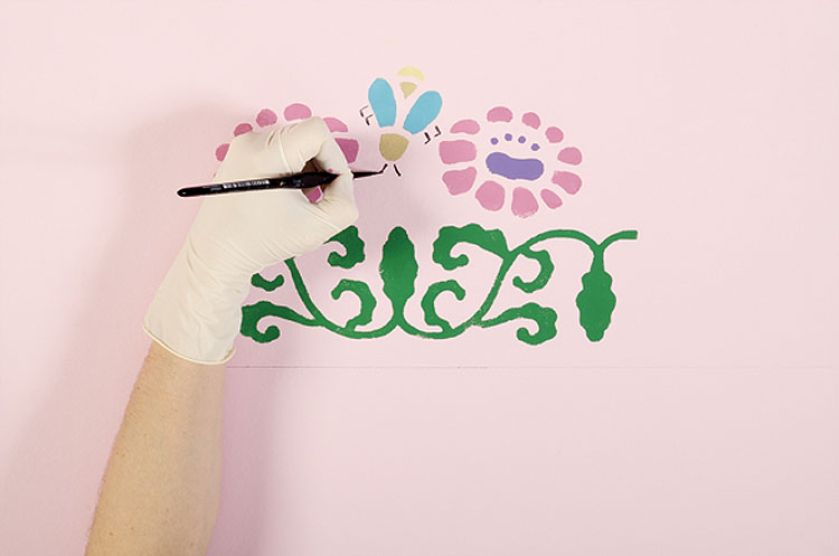 Proponujemy wersję z lekkim przymrużeniem oka – nad każdym kwiatem lata pszczoła.