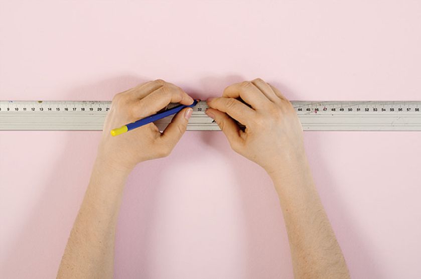 Proponujemy wersję z lekkim przymrużeniem oka – nad każdym kwiatem lata pszczoła.