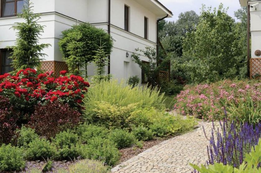 Rośliny otaczają cały dom. Ogród nad Wilanówką