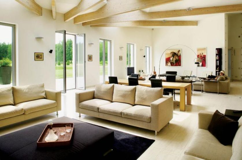 Salon łączy się z jadalnią. Słoneczna posiadłość