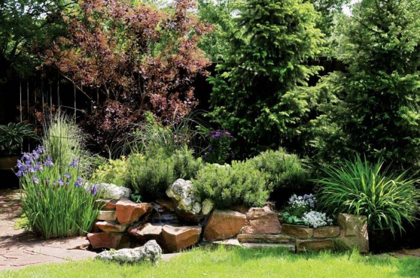 Skalniak z czerwonego piaskowca. Ogród zadumany