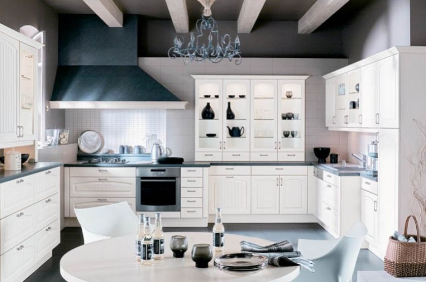 Tradycyjna kuchnia Lyra. MOBALPA. Miejsce na kuchenne drobiazgi