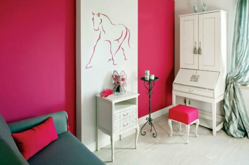 W gabinecie moniki nie mogło zabraknąć detali związanych z jeździectwem.