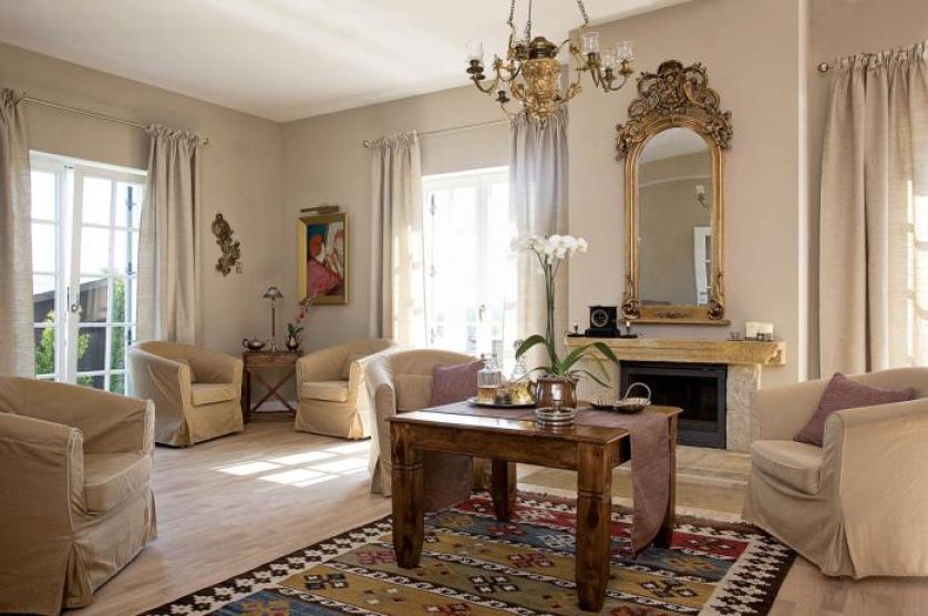 W jadalni kamienny kominek. Dom gościnny