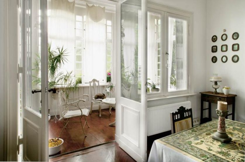 W oranżerii swoje miejsce znalazły zdobione białe meble.