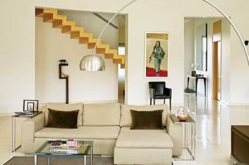 W salonie markowo. Kanapa Vibieffe z poręcznymi dostawkami belgijskiej firmy Lambert. Szklany stolik Le Corbusier.