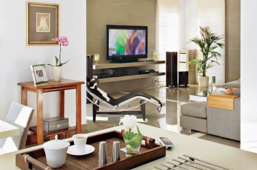 W salonie stoi ciekawy szezlong. Apartament nie na sprzedaż