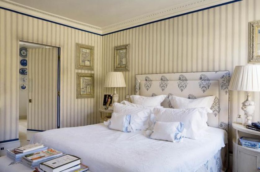 W sypialni urządzonej klasycznie znajdziemy nowoczesne obrazy.